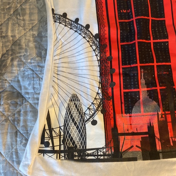 BRAND NEW NEVER WORN LONDON TEE-SHIRT. SIZE LARGE BUT FEELS LIKE A SMALL. - Picture 4 of 7